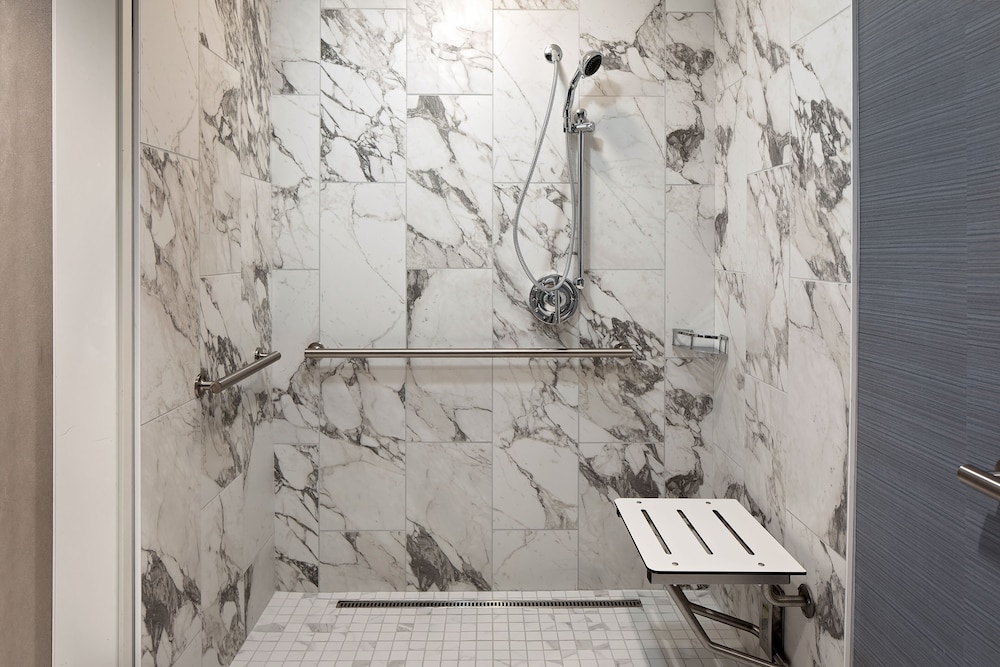 Traditional Room, 1 King Bed, Balcony (Mobility Accessible, Roll-In Shower) photo 3