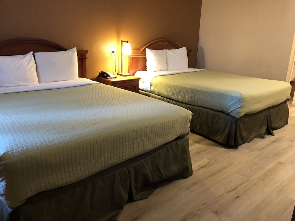 Standard Room, 2 Queen Beds, Non Smoking - Photo 1