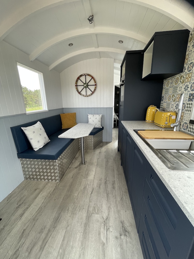 Cabin, Ensuite (The Shepherd's Hut + Hot tub)
