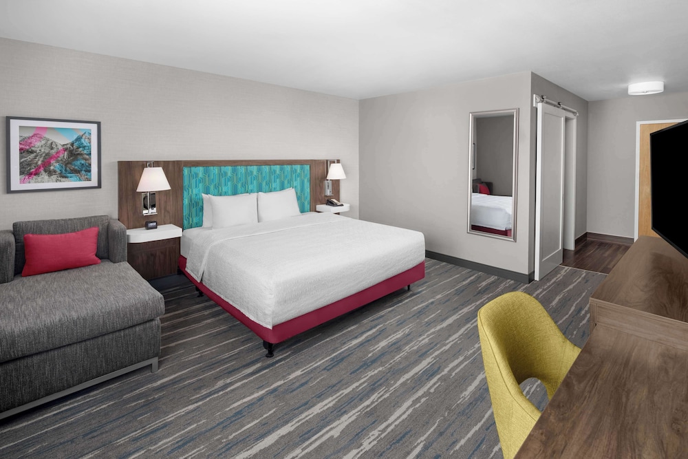 Room, 1 King Bed, Accessible w/Tub Non Smoking - Photo 4