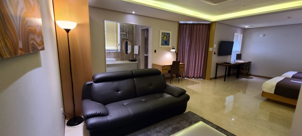 [Breakfast for 4 PKG] Suite Family (Weekend BF Under 15 people:Korean Breakfast+bread,cereal,drink)