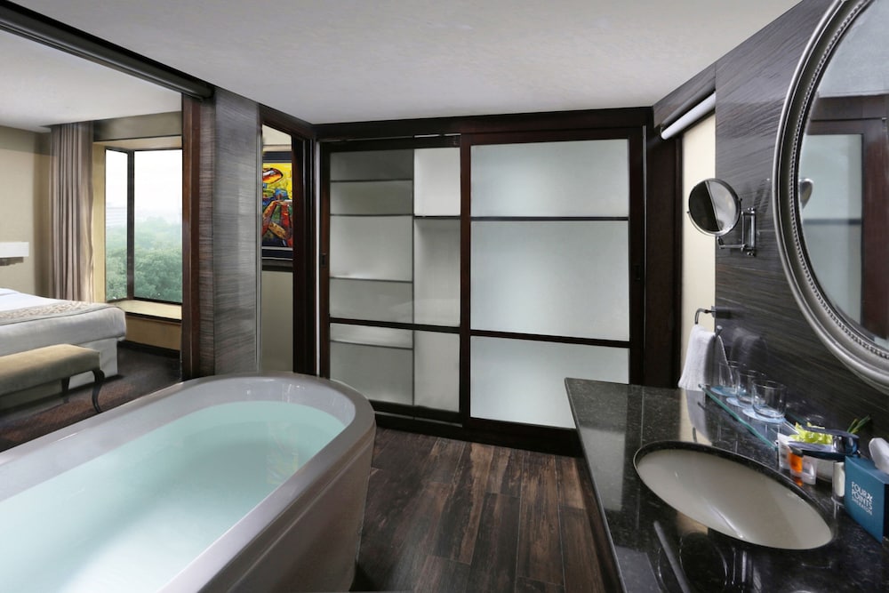 Executive Suite, 1 King Bed - Photo 3