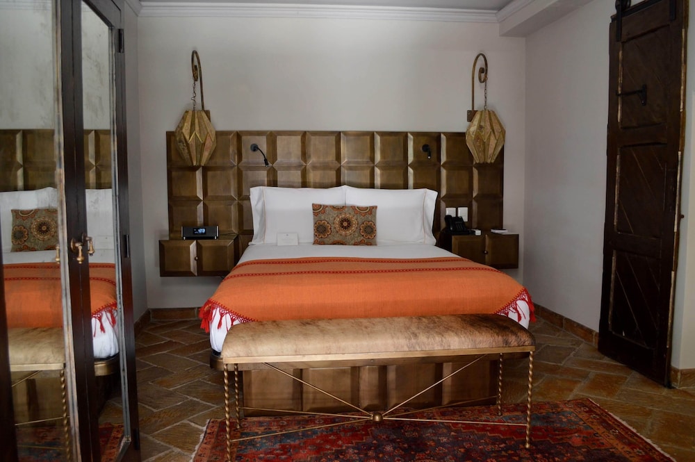 Standard Room, 1 Queen Bed photo 2