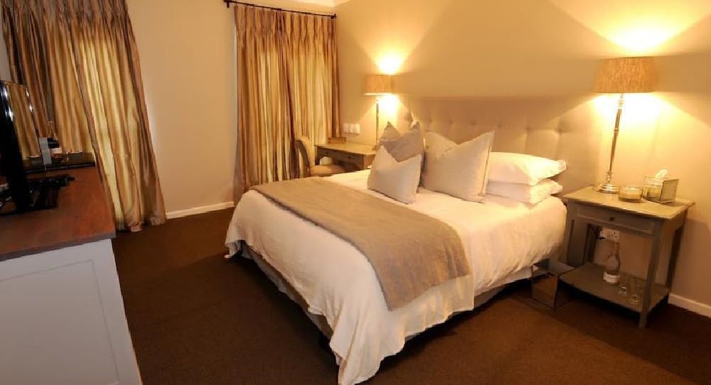 Luxury Room (garden facing, bath )
