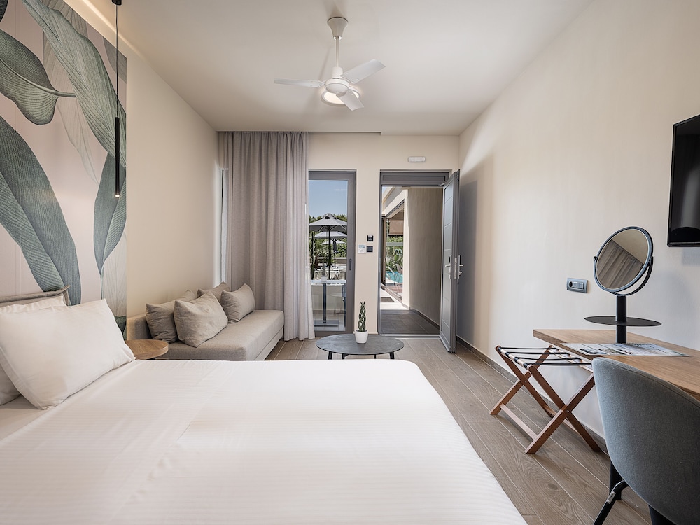Economy Double Room on Ground Floor With Pool View - Photo 6