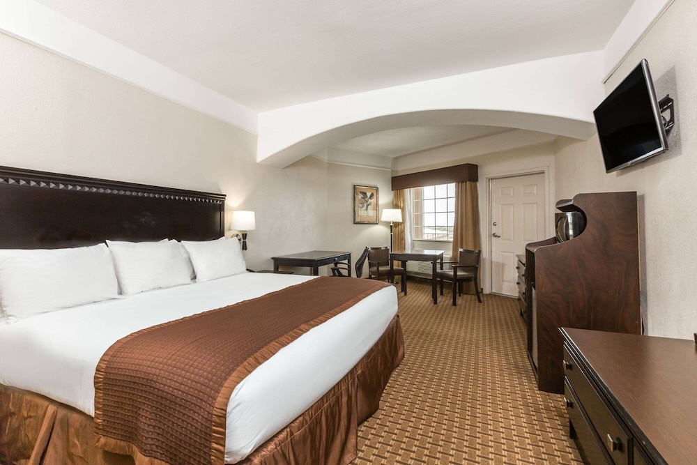 Suite, 1 King Bed, Non Smoking, Ocean View - Photo 1