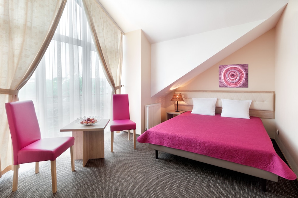 Standard Double or Twin Room - Photo 9