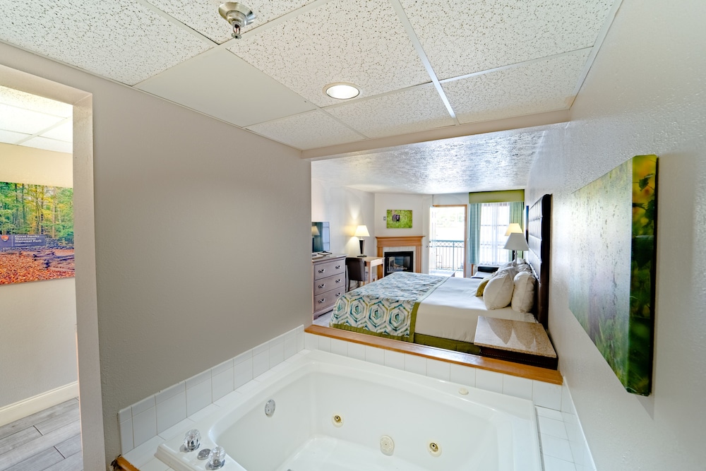 King Jacuzzi Deluxe Suite photo 1