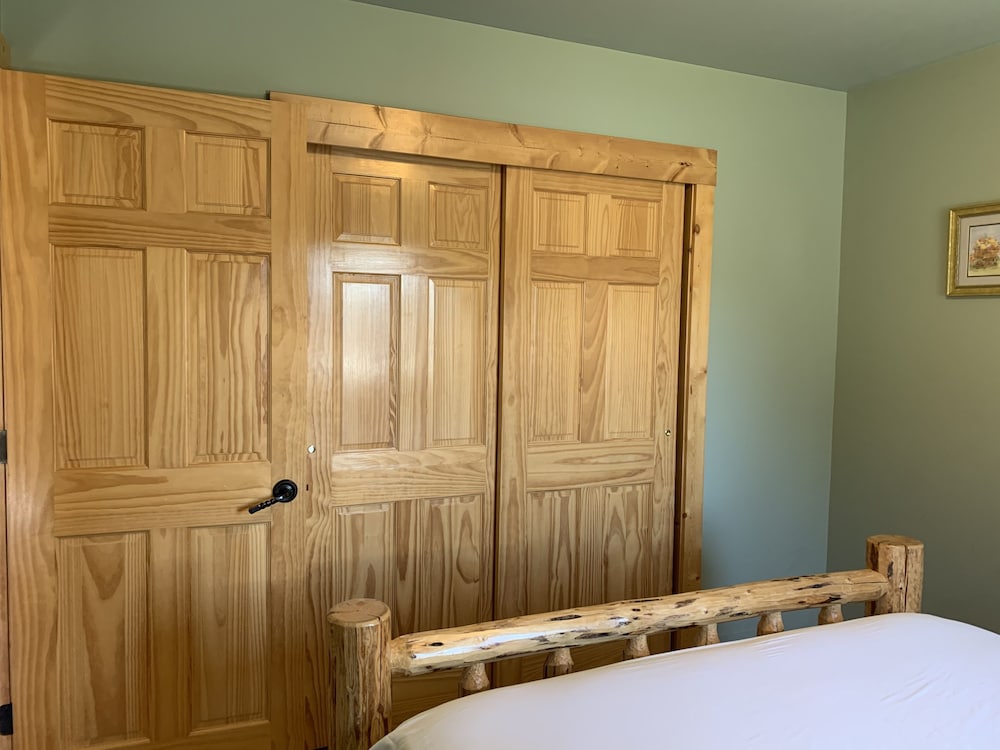 Traditional Cabin, 1 Bedroom, Hot Tub, River View photo 3