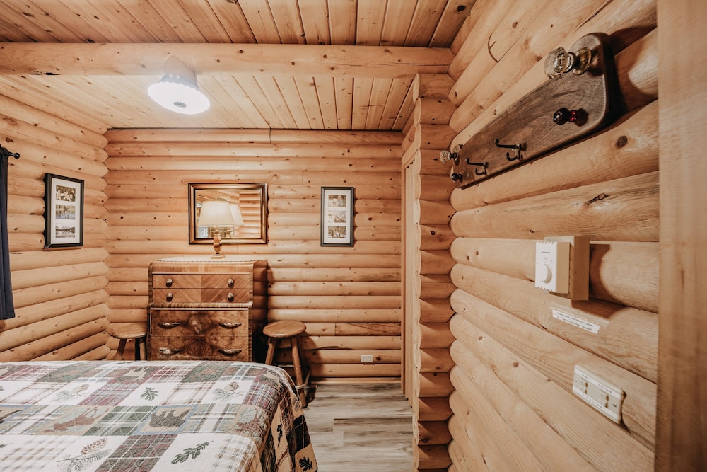 Cabin, 2 Bedrooms, Fireplace photo 1