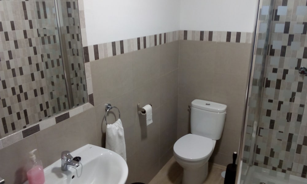 Quadruple Room, Private Bathroom - Photo 7