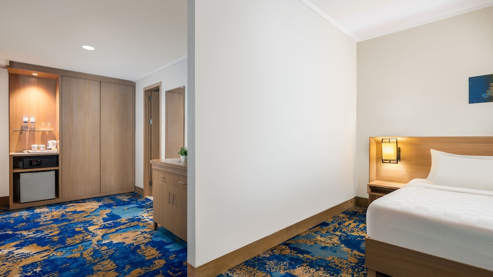 Junior Suite Queen Pool Access - Photo 5