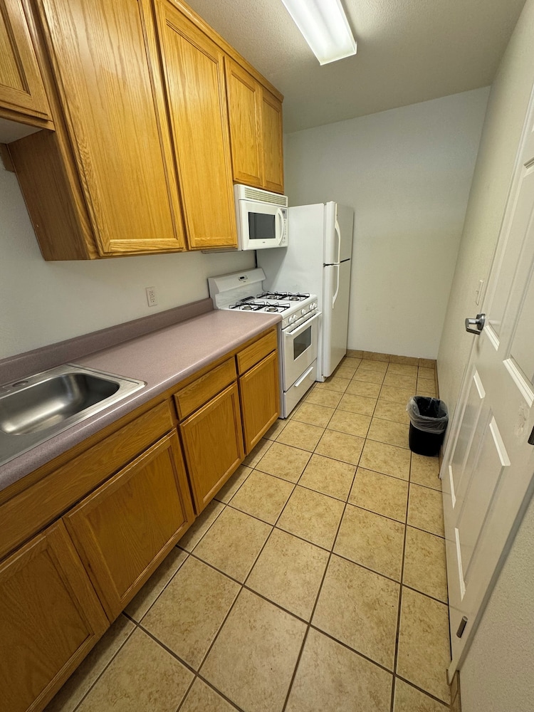Deluxe Room, 2 Queen Beds, Kitchen photo 3