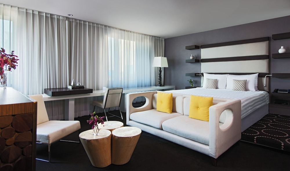 Club Suite, 1 King Bed, Corner - Photo 2