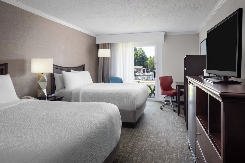 Room, 2 Queen Beds, Mobility Accessible (Accessible Tub) - Photo 3