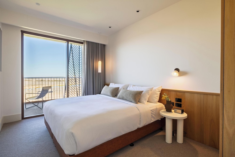 Premium Suite, 1 King Bed, Park View photo 2
