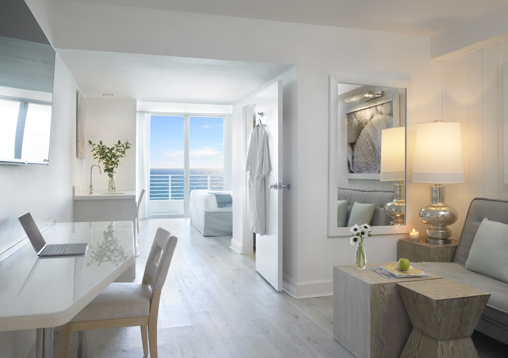 Suite, 1 King Bed, Partial Ocean View