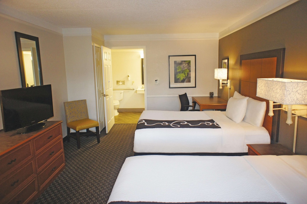 Deluxe Room, 2 Double Beds, Accessible (Mobility/Hearing,roll-in shower) - Photo 1