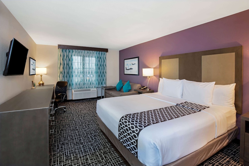 Suite, 1 King Bed, Non Smoking thumbnail 6