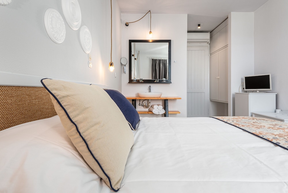 Classic Double or Twin Room, Partial Sea View - Photo 4