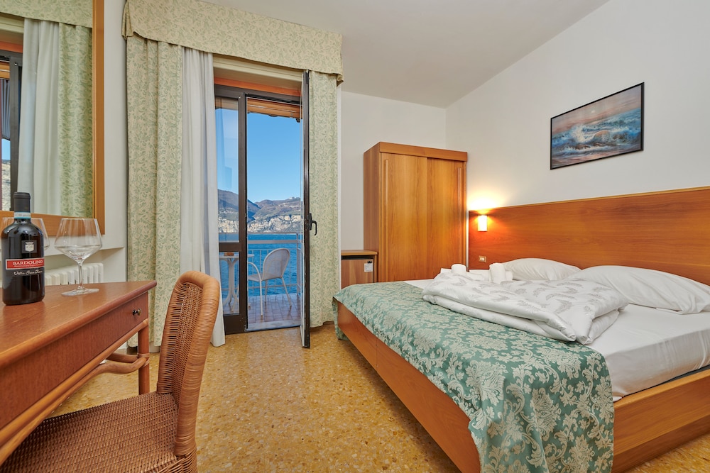 Classic Double Room, 1 Double or 2 Twin Beds, Balcony, Lake View photo 3