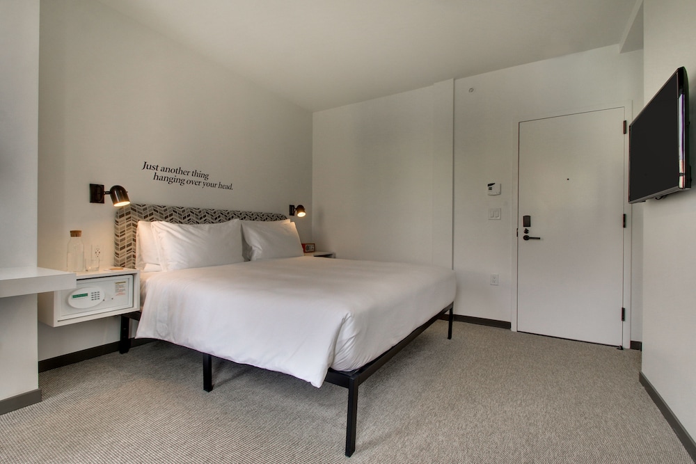 Room, 2 Queen Beds (Connector HiveQueen 3FL)