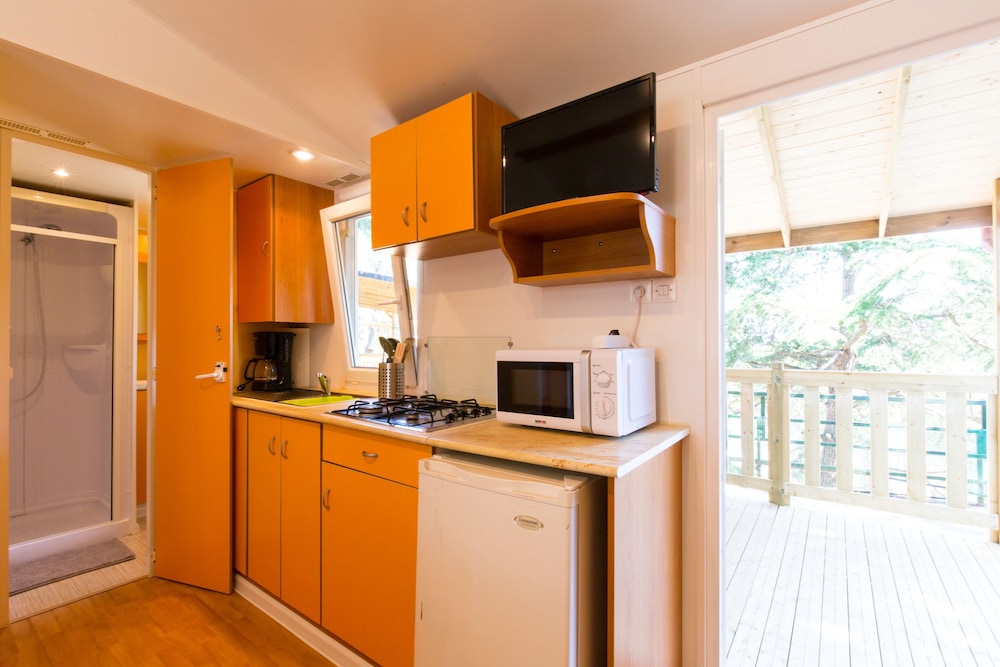 Comfort Mobile Home, 2 Bedrooms, Mountain View photo 3