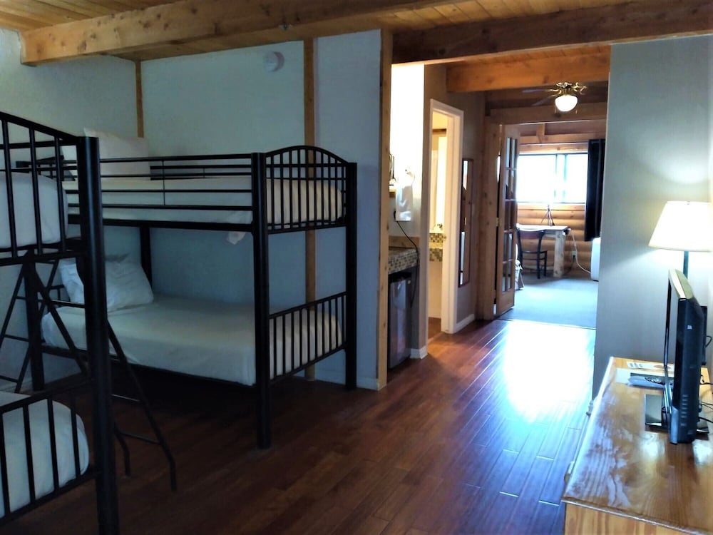 Deluxe Family Suite photo 1