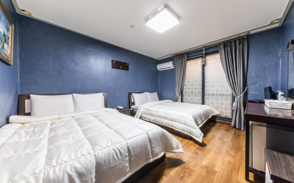Economy Twin Room, 2 Double Beds photo 3