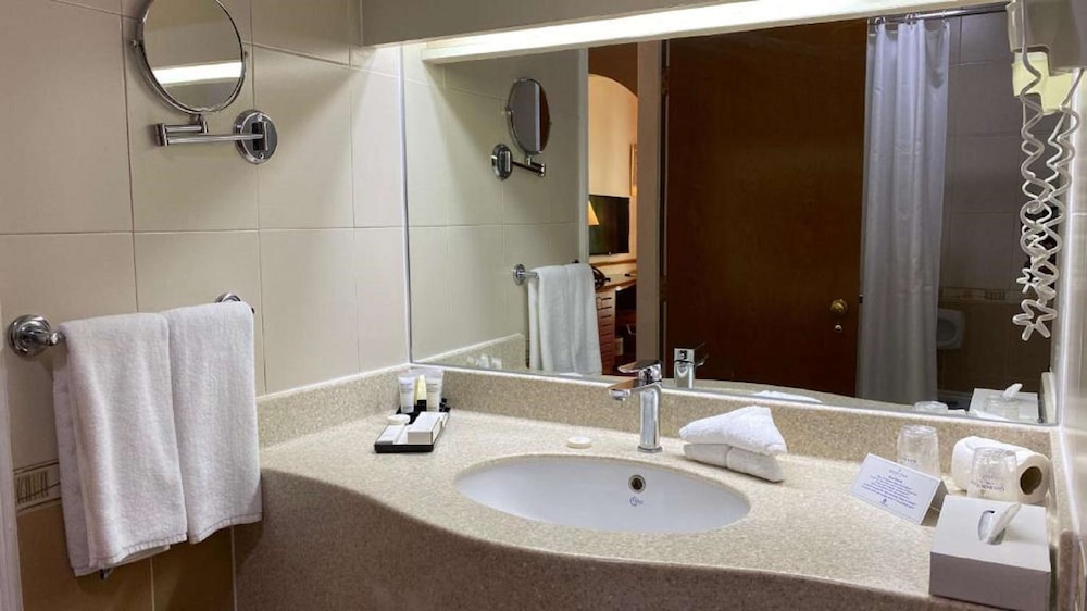 Standard Room, Multiple Beds - Photo 5