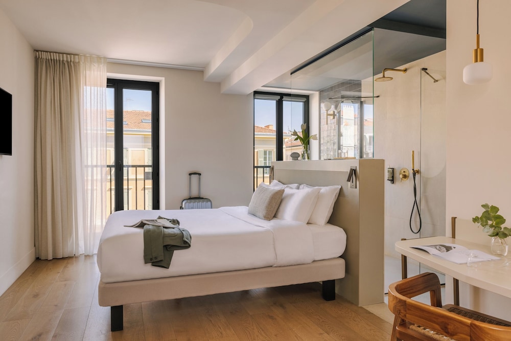 Deluxe Room, 1 Queen Bed