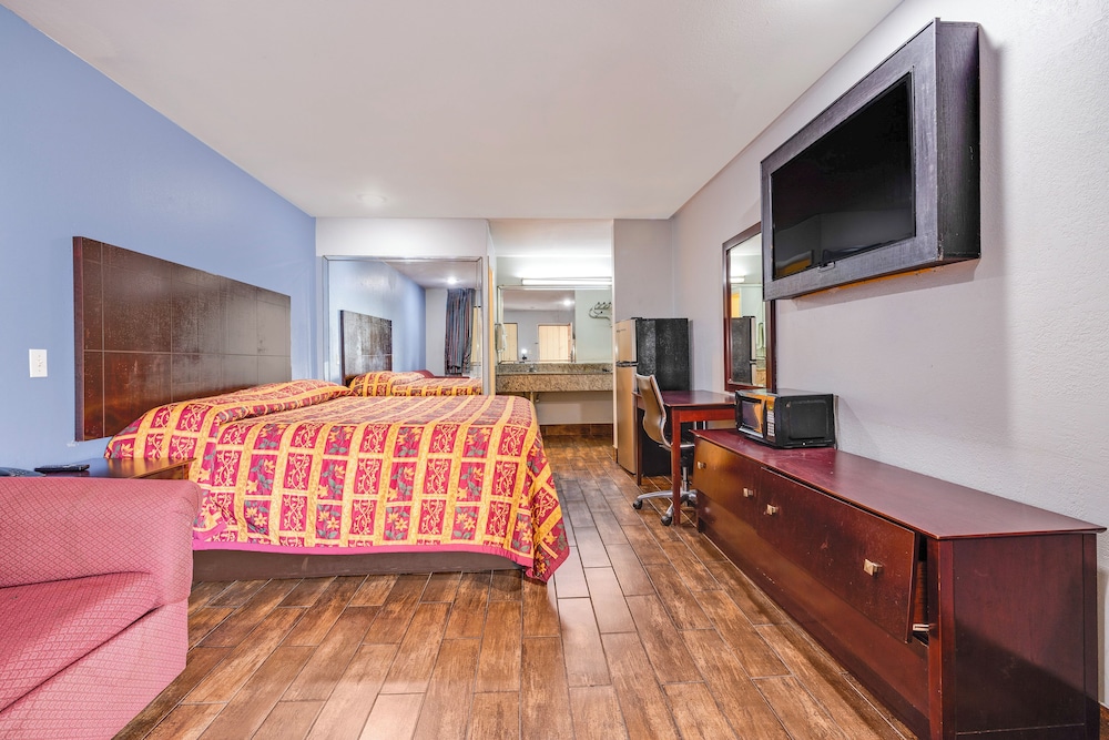Room, 1 King Bed, Smoking - Photo 2