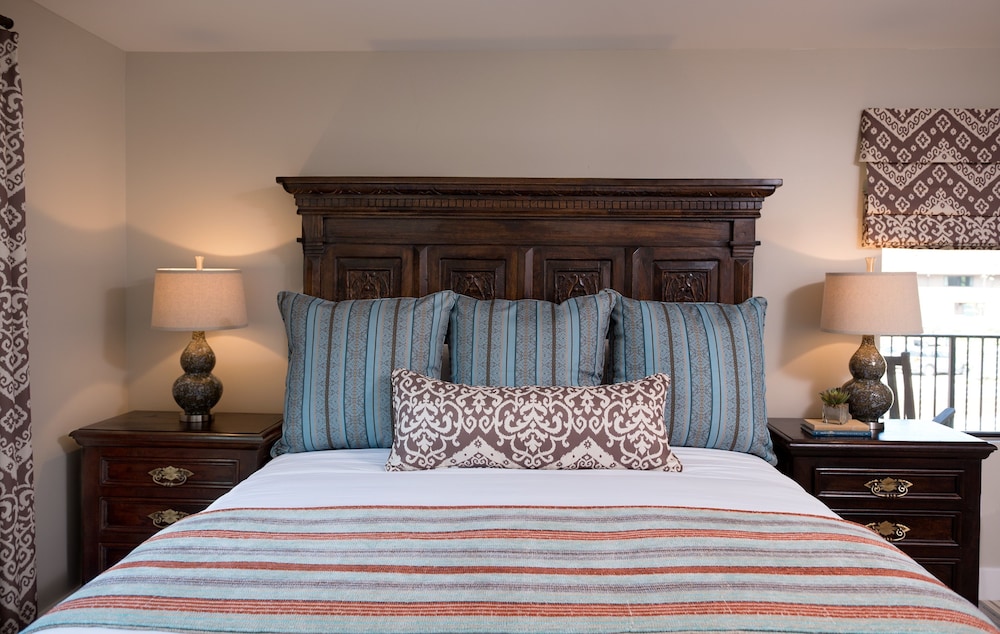 Luxury Suite, 1 King Bed with Sofa bed (Creekside) - Photo 2