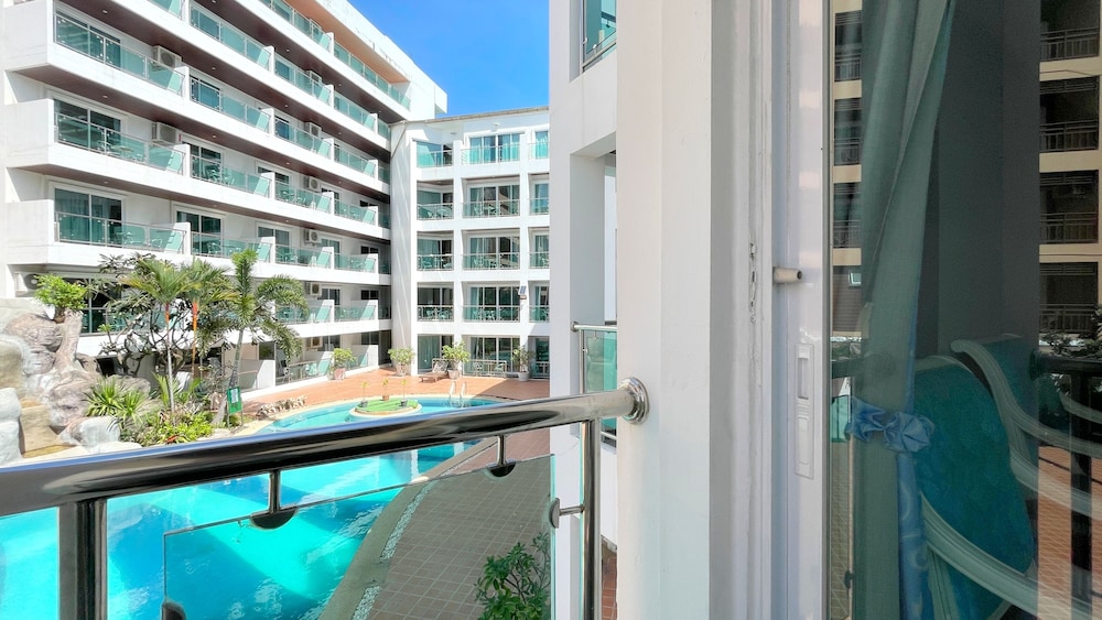 Deluxe Room, 2 Twin Beds, Pool View - Photo 4