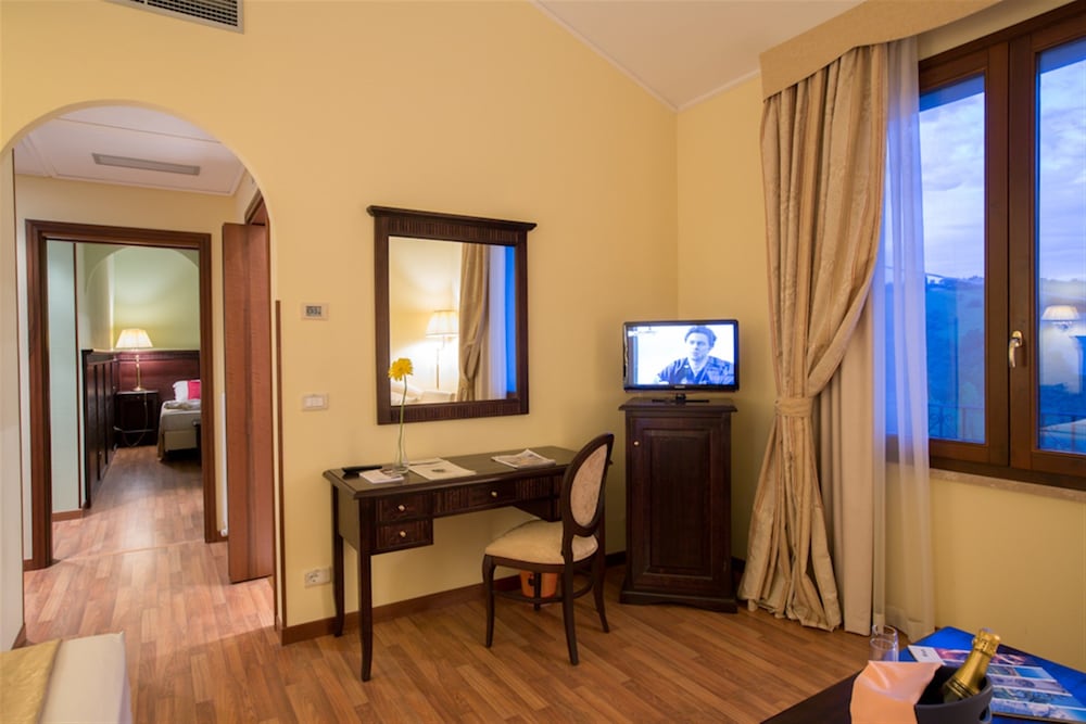 Executive Suite, Multiple Beds, 2 Bathrooms, Hill View