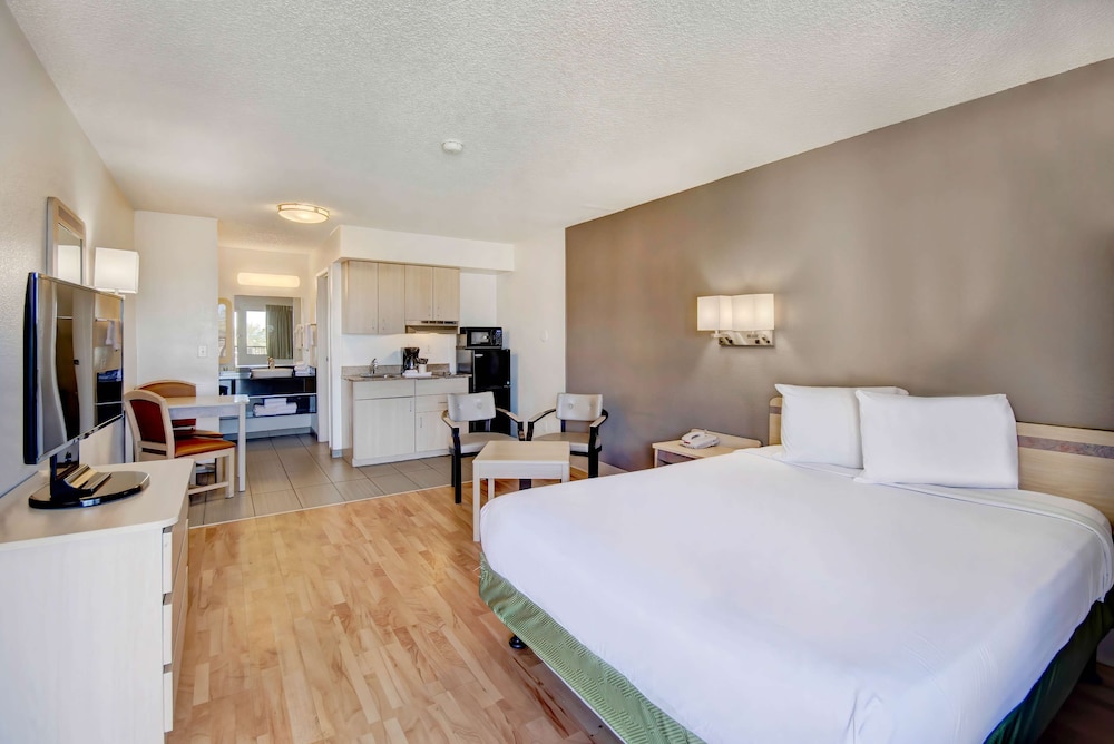 Deluxe Room, 1 Queen Bed, Smoking, Kitchenette