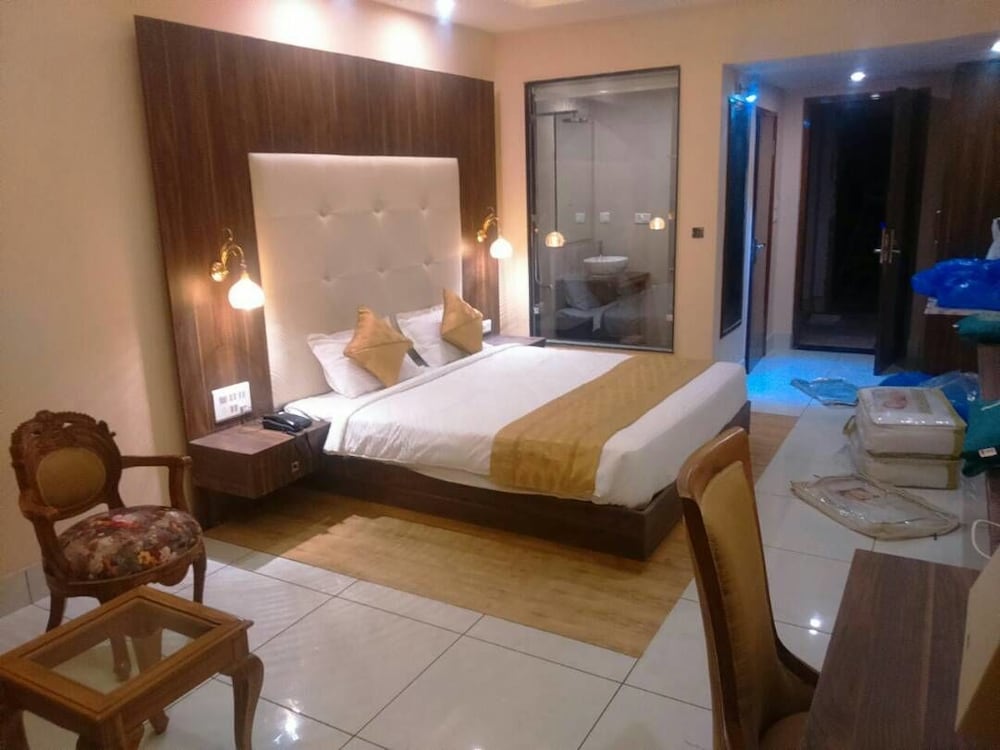 Deluxe Room, 1 King Bed, Accessible photo 2
