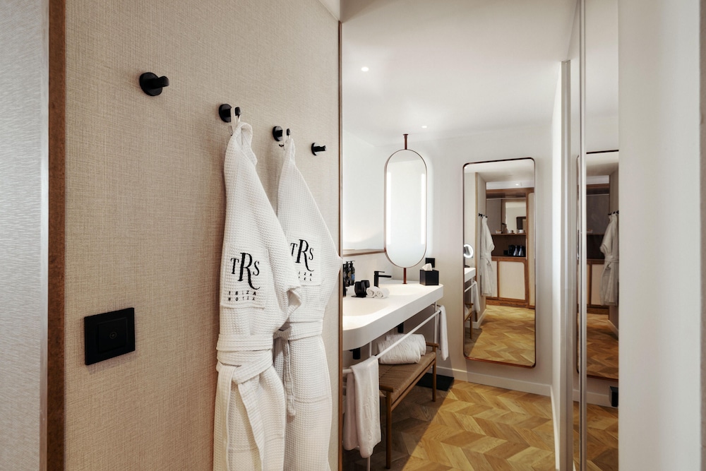 Junior Suite, Terrace (Signature Level, Jacuzzi) - Club Access Included thumbnail 5