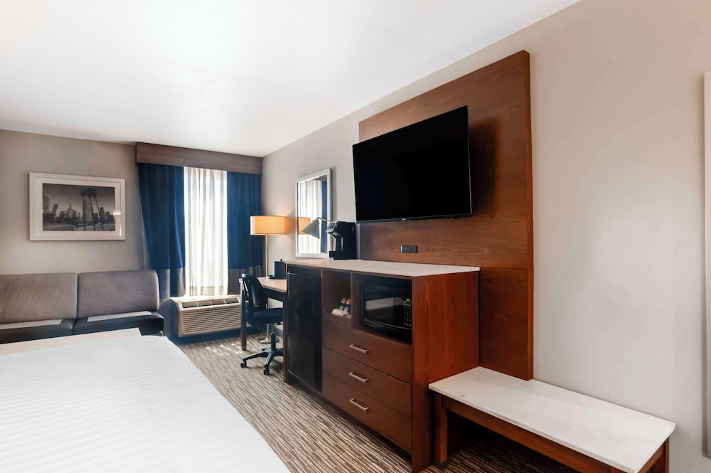 Standard Room, 1 King Bed, Non Smoking, Refrigerator & Microwave thumbnail 5