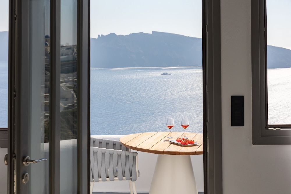 The Captain's Suite with Hot Tub & Caldera View - Photo 7
