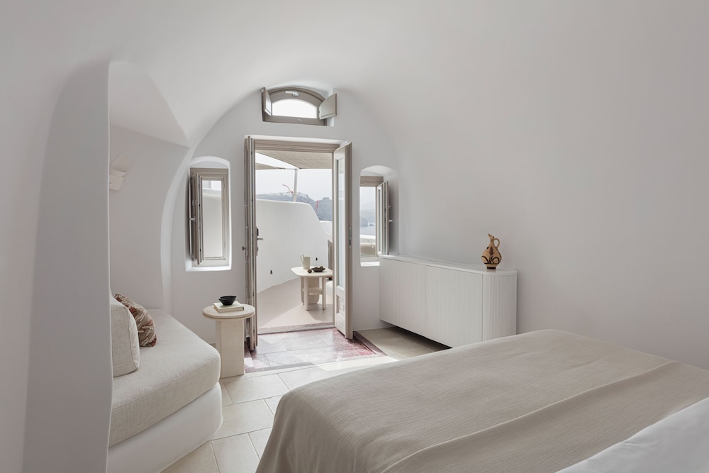 Classic Suite with Caldera View - Photo 2