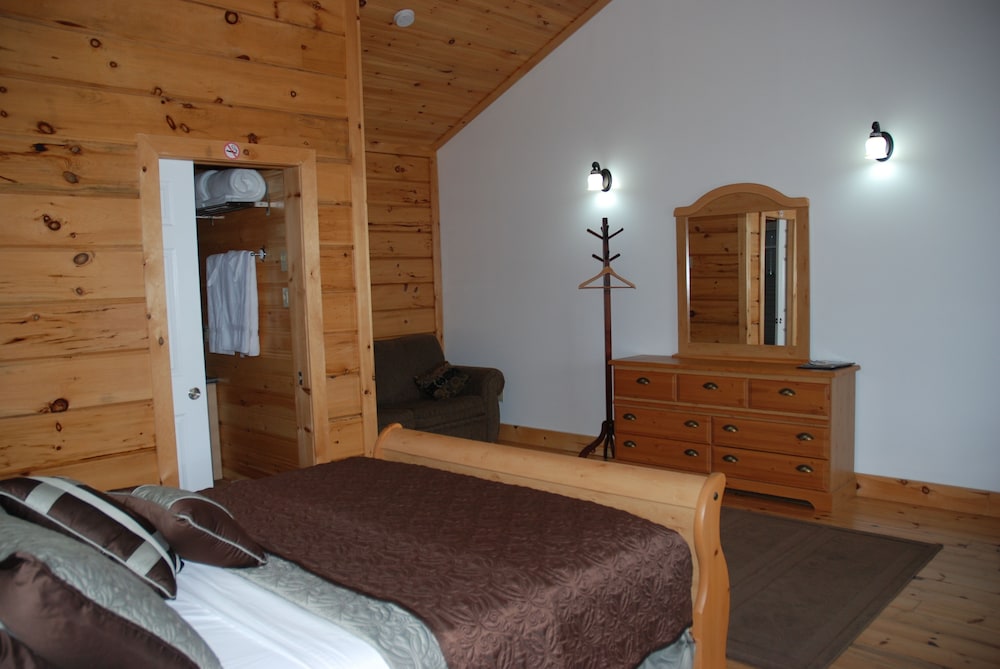 Standard Room, 1 Queen Bed with Sofa bed, Balcony, Lake View photo 1