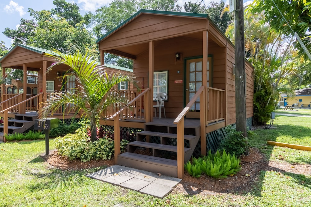 Deluxe Cabin, 2 Bedrooms (Sleeps 6, No Pets) photo 2