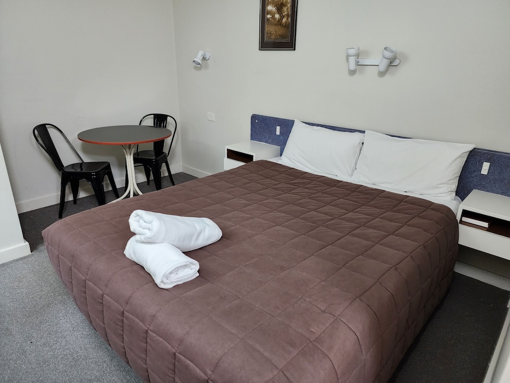 Economy Room, 1 Queen Bed photo 2