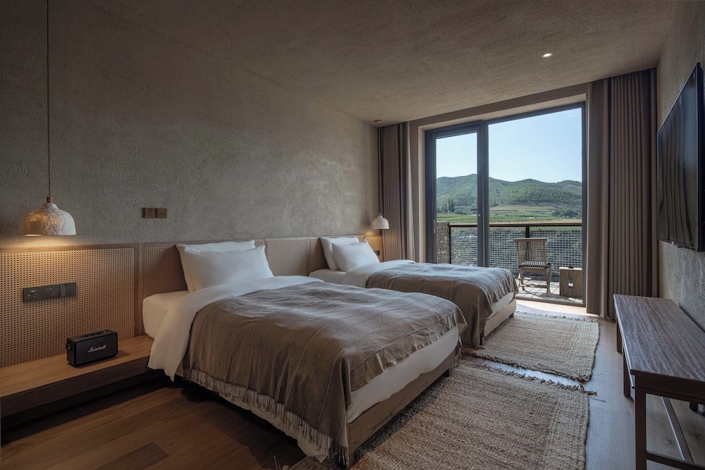Senior Twin Room, Balcony, Hill View