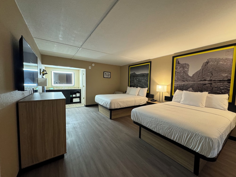Room, 2 Queen Beds, Non Smoking - Photo 1