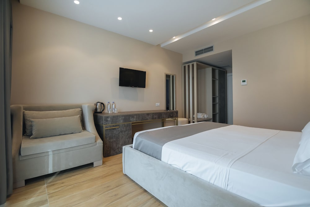 Comfort Double Room, 1 King Bed with Sofa bed, Non Smoking, Partial Sea View photo 3