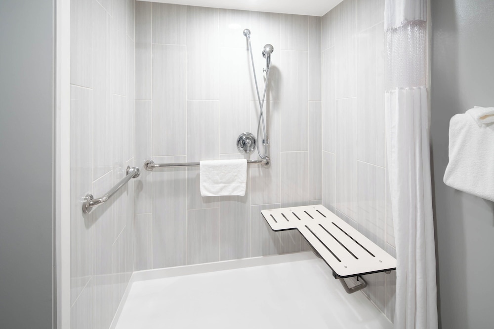 Room, 2 Queen Beds, Accessible, Non Smoking (Roll-in Shower) - Photo 3
