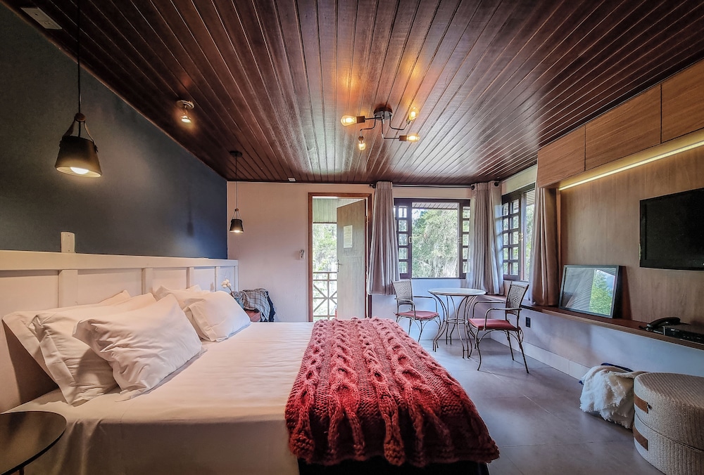 Deluxe Room, Multiple Beds, Jetted Tub photo 3
