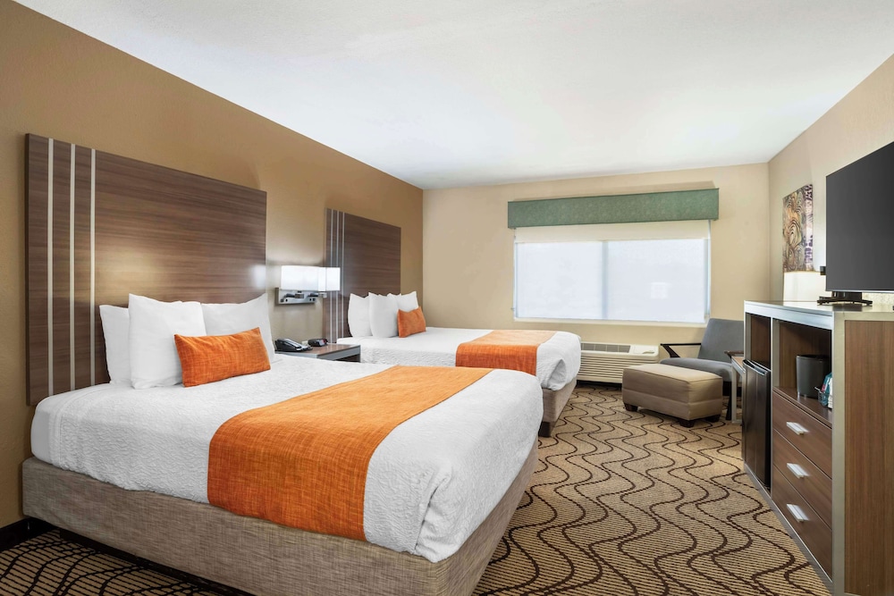 Standard Room, Multiple Beds, Non Smoking, Refrigerator & Microwave - Photo 7